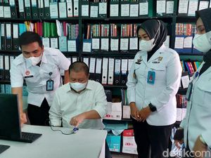 Penampakan Koruptor Eks Bupati Bengkalis Keluar Rutan Usai Bebas Bersyarat Penampakan Koruptor Eks Bupati Bengkalis Keluar Rutan Usai Bebas Bersyarat