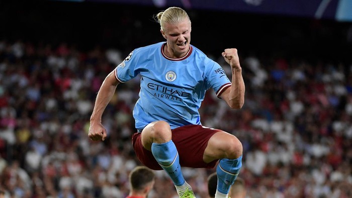 Manchester Citys Norwegian striker Erling Haaland celebrates after scoring his teams third goal during the UEFA Champions League Group G first-leg football match between Sevilla FC and Manchester City, at the Ramon Sanchez Pizjuan stadium in Seville on September 6, 2022. (Photo by CRISTINA QUICLER / AFP) (Photo by CRISTINA QUICLER/AFP via Getty Images)