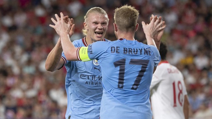 SEVILLE, SPAIN - SEPTEMBER 06: Erling Haaland of Manchester City celebrates after scoring his team first goal during the UEFA Champions League group G match between Sevilla FC and Manchester City at Estadio Ramon Sanchez Pizjuan on September 6, 2022 in Seville, Spain. (Photo by David Lidstrom/Getty Images)