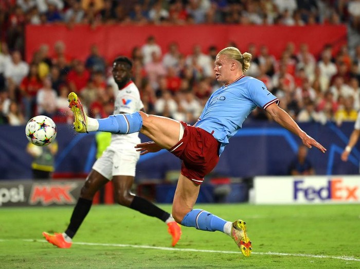 SEVILLE, SPAIN - SEPTEMBER 06: Erling Haaland of Manchester City scores their side's first goal during the UEFA Champions League group G match between Sevilla FC and Manchester City at Estadio Ramon Sanchez Pizjuan on September 06, 2022 in Seville, Spain. (Photo by David Ramos/Getty Images)