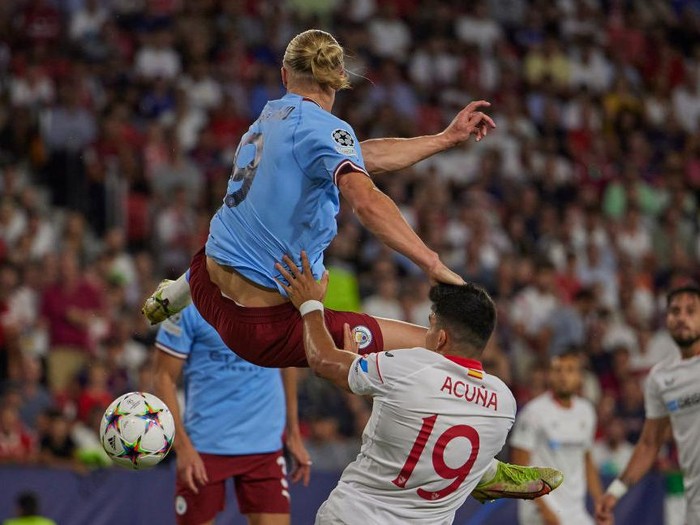 SEVILLE, SPAIN - SEPTEMBER 06: Erling Haaland of Manchester City and Marcos Acuna of Sevilla FC battle for the ball during the UEFA Champions League group G match between Sevilla FC and Manchester City at Estadio Ramon Sanchez Pizjuan on September 6, 2022 in Seville, Spain. (Photo by Berengui/DeFodi Images via Getty Images)