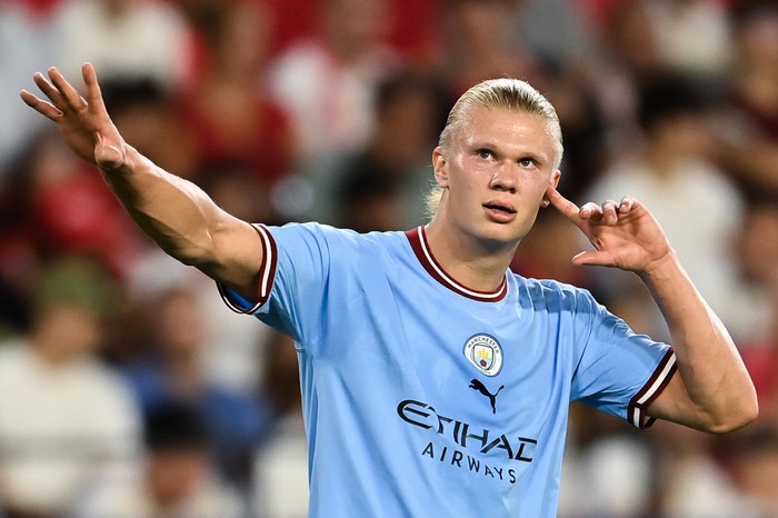 SEVILLE, SPAIN - SEPTEMBER 06: Erling Haaland of Manchester City FC celebrates after scoring his teams first goal during the UEFA Champions League group G match between Sevilla FC and Manchester City at Estadio Ramon Sanchez Pizjuan on September 06, 2022 in Seville, Spain. (Photo by David Ramos/Getty Images)