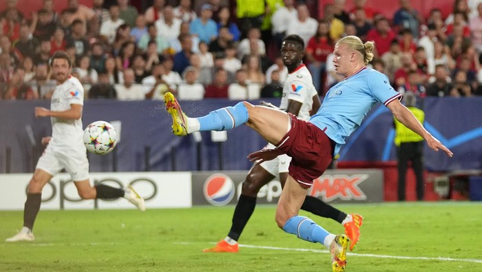 SEVILLE, SPAIN - SEPTEMBER 06: Erling Haaland of Manchester City scores their teams first goal during the UEFA Champions League group G match between Sevilla FC and Manchester City at Estadio Ramon Sanchez Pizjuan on September 06, 2022 in Seville, Spain. (Photo by Matt McNulty - Manchester City/Manchester City FC via Getty Images)