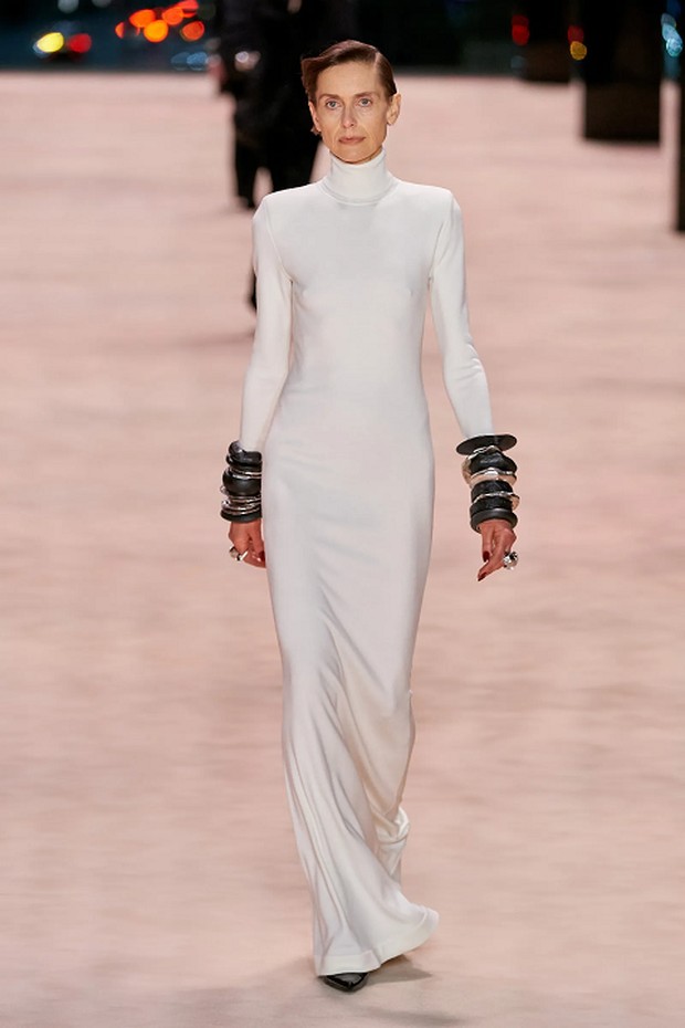 Extra Bangles/Foto : Vogue/Gorunway/Alessandro Lucioni Aksesoris bangles bertumpuk di koleksi Saint Laurent