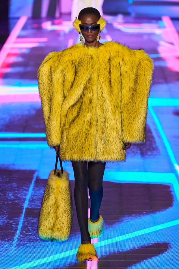 Bahan faux fur atau bulu sintetis pada koleksi Dolce & Gabbana