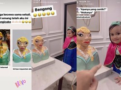Kocak! Fitri Tropica Hadiahi Anak Kue Elsa Frozen yang Penyok