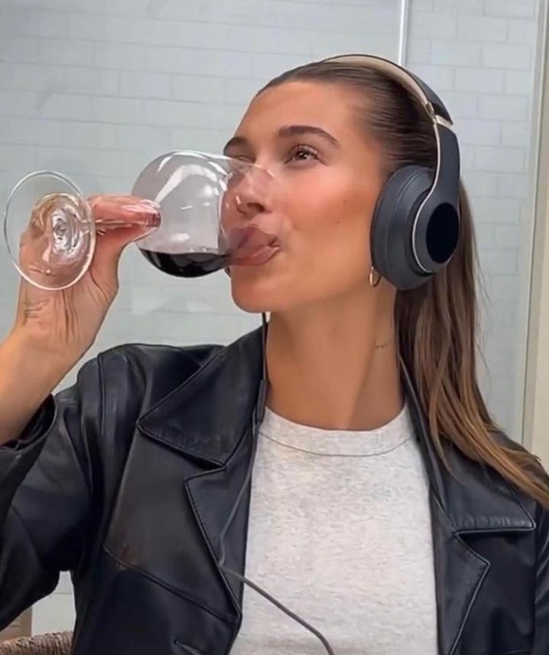 Gaya Busana Hailey Baldwin