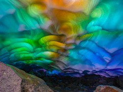 Cantiknya Gua Es Warna-warni Seperti Pelangi, Tapi Mematikan