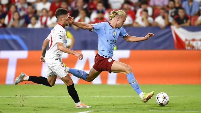 Manchester Citys Erling Haaland celebrates with Manchester Citys Bernardo Silva after scoring his sides third goal during the group G Champions League soccer match between Sevilla and Manchester City in Seville, Spain, Tuesday, Sept. 6, 2022. (AP Photo/Jose Breton)
