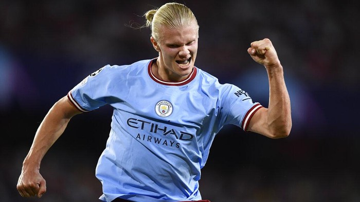 Manchester Citys Erling Haaland celebrates with Manchester Citys Bernardo Silva after scoring his sides third goal during the group G Champions League soccer match between Sevilla and Manchester City in Seville, Spain, Tuesday, Sept. 6, 2022. (AP Photo/Jose Breton)