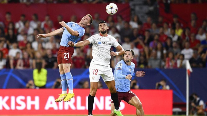 Manchester Citys Erling Haaland celebrates with Manchester Citys Bernardo Silva after scoring his sides third goal during the group G Champions League soccer match between Sevilla and Manchester City in Seville, Spain, Tuesday, Sept. 6, 2022. (AP Photo/Jose Breton)