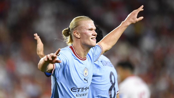 Manchester Citys Erling Haaland celebrates with Manchester Citys Bernardo Silva after scoring his sides third goal during the group G Champions League soccer match between Sevilla and Manchester City in Seville, Spain, Tuesday, Sept. 6, 2022. (AP Photo/Jose Breton)