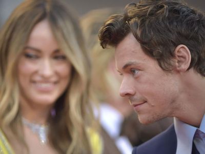 Foto Harry Styles dan Olivia Wilde Perdana di Red Carpet, Kompak Pakai Gucci