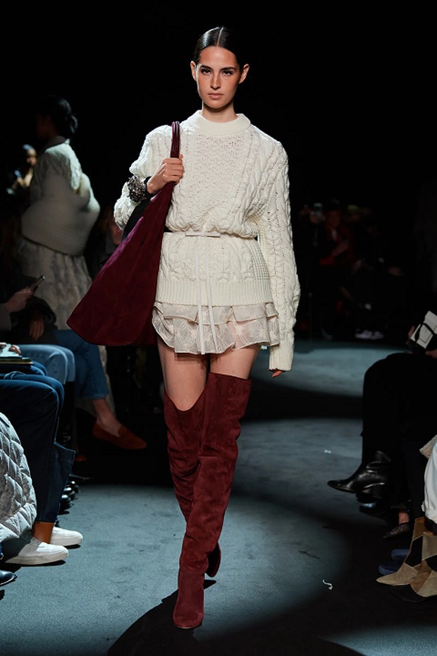 High Boots/foto : Vogue/Gorunway/Filippo Fior High boots berbahan velvet pada koleksi Brandon Maxwell