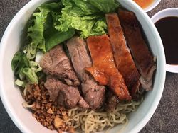 Istimewa! 5 Bakmi Topping Kepiting hingga Bebek Peking Ada di Sini