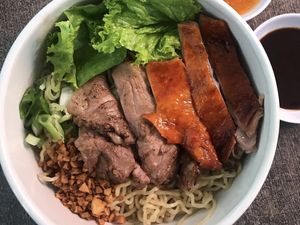 Istimewa! 5 Bakmi Topping Kepiting hingga Bebek Peking Ada di Sini