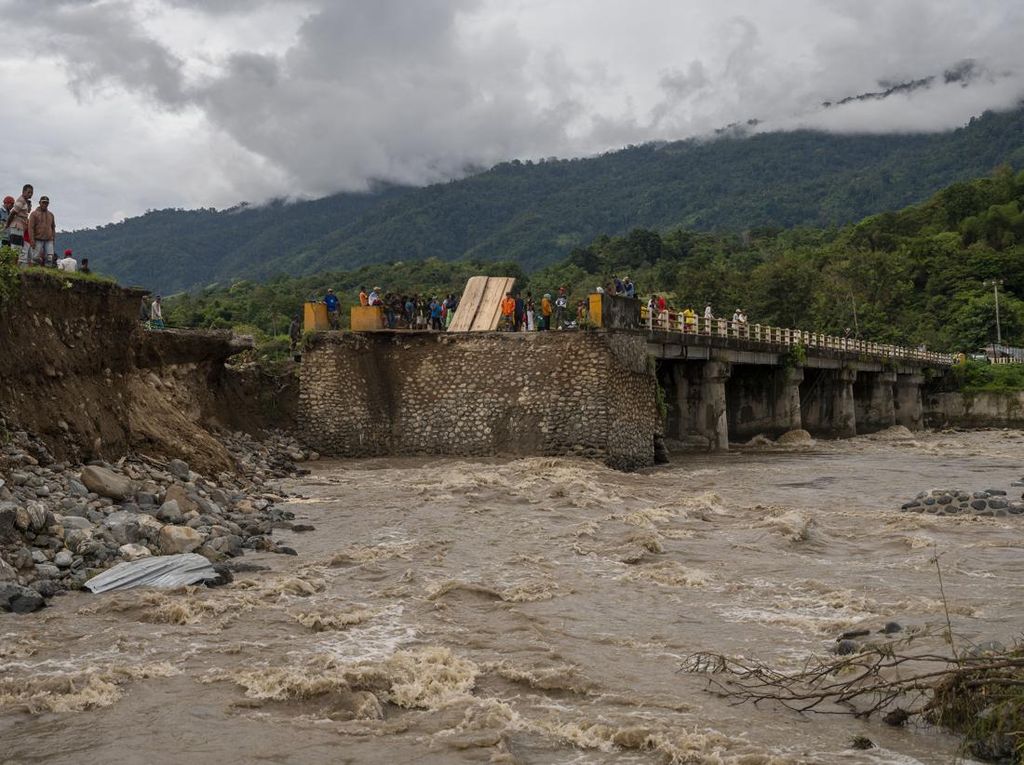 Parahnya Banjir di Sigi Sulteng, Jembatan Putus-Puluhan Warga Ngungsi