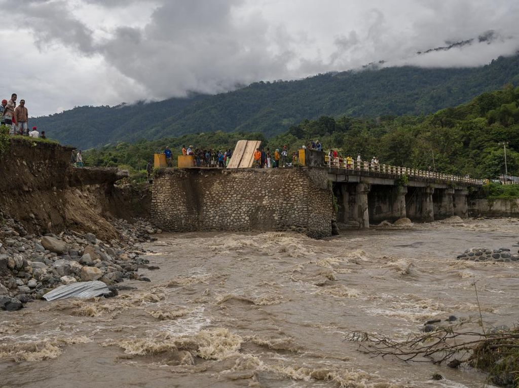 Parahnya Banjir di Sigi Sulteng, Jembatan Putus-Puluhan Warga Ngungsi Parahnya Banjir di Sigi Sulteng, Jembatan Putus-Puluhan Warga Ngungsi