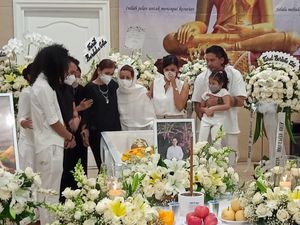 Keluarga Titip Abu Kremasi Reza Gunawan di Wihara Sebelum Dilarung Keluarga Titip Abu Kremasi Reza Gunawan di Wihara Sebelum Dilarung