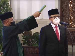 Momen Jokowi Lantik Azwar Anas Jadi MenPAN-RB Momen Jokowi Lantik Azwar Anas Jadi MenPAN-RB