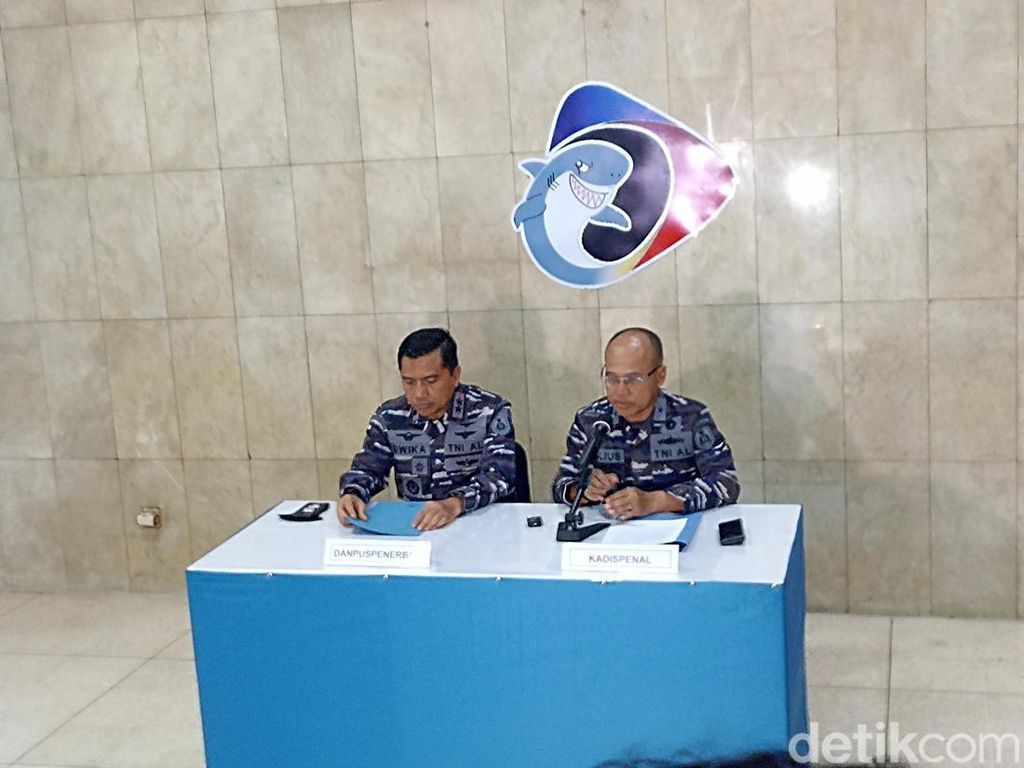 Pesawat Latih TNI-AL Jatuh di Selat Madura Lepas Landas dari Bandara Juanda Pesawat Latih TNI-AL Jatuh di Selat Madura Lepas Landas dari Bandara Juanda