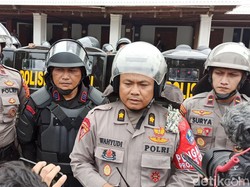 3 Polisi Terluka Kena Lemparan Batu saat Demo Mahasiswa di DPR Aceh