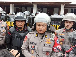 3 Polisi Terluka Kena Lemparan Batu saat Demo Mahasiswa di DPR Aceh 3 Polisi Terluka Kena Lemparan Batu saat Demo Mahasiswa di DPR Aceh
