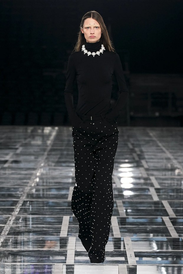 Kalung mutiara besar pada koleksi Givenchy