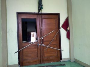 Buang Bendera Mahasiswa, Kabag Hukum Sekwan Dompu Minta Maaf Buang Bendera Mahasiswa, Kabag Hukum Sekwan Dompu Minta Maaf