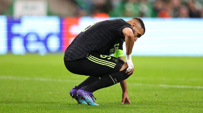 GLASGOW, SCOTLAND - SEPTEMBER 06: Karim Benzema of Real Madrid holds his knee during the UEFA Champions League group F match between Celtic FC and Real Madrid at Celtic Park on September 6, 2022 in Glasgow, United Kingdom. (Photo by Robbie Jay Barratt - AMA/Getty Images)