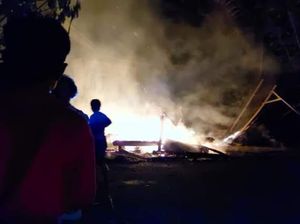 2 Rumah Panggung di Tana Toraja Terbakar, 1 Warga Alami Luka Bakar 2 Rumah Panggung di Tana Toraja Terbakar, 1 Warga Alami Luka Bakar