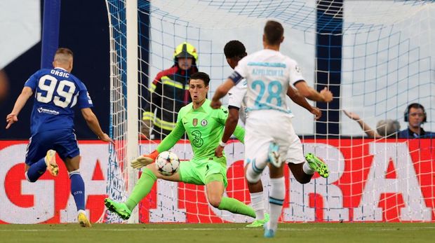 Dinamo Zagreb's Croatian forward Mislav Orsic (L) scores a goal during the UEFA Champions League Group E football match between Dinamo Zagreb (CRO) and Chelsea (ENG) at The Maksimir Stadium in Zagreb on September 6, 2022. (Photo by Damir Sencar / AFP) (Photo by DAMIR SENCAR/AFP via Getty Images)