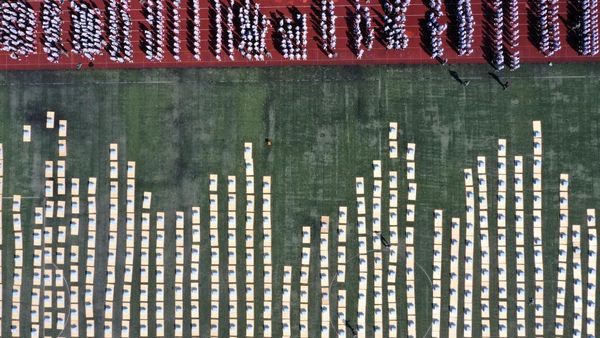 Begini Rapihnya Barisan Selimut yang Disusun Mahasiswa di China