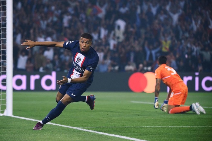 Paris Saint-Germain's French forward Kylian Mbappe (L) scores the 1-0 goal during the UEFA Champions League Group H first leg football match between Paris Saint-Germain (PSG) and Juventus at Parc des Princes Stadium in Paris, on September 6, 2022. (Photo by FRANCK FIFE / AFP) (Photo by FRANCK FIFE/AFP via Getty Images)