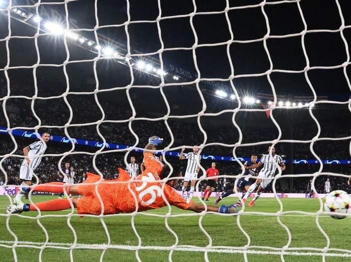 Paris Saint-Germain's French forward Kylian Mbappe scores the 2-0 goal past Juventus' Italian goalkeeper Mattia Perin during the UEFA Champions League Group H first leg football match between Paris Saint-Germain (PSG) and Juventus at Parc des Princes Stadium in Paris, on September 6, 2022. (Photo by FRANCK FIFE / AFP) (Photo by FRANCK FIFE/AFP via Getty Images)