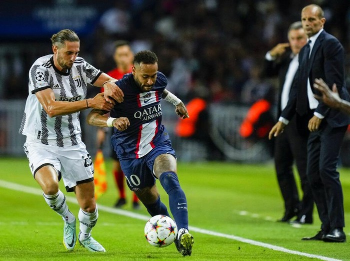 PSG's Neymar duels for the ball with Juventus' Adrien Rabiot, left, during the Champions League soccer match Group H at the Parc des Princes stadium, in Paris, Tuesday, Sept. 6, 2022. (AP Photo/Thibault Camus)