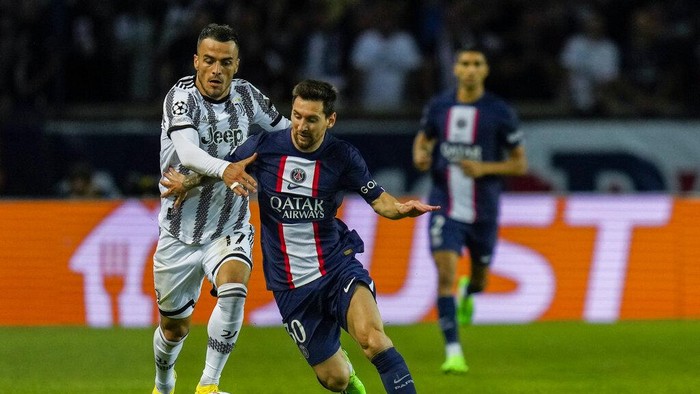 PSGs Neymar duels for the ball with Juventus Adrien Rabiot, left, during the Champions League soccer match Group H at the Parc des Princes stadium, in Paris, Tuesday, Sept. 6, 2022. (AP Photo/Thibault Camus)