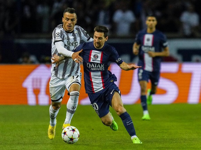PSG's Neymar duels for the ball with Juventus' Adrien Rabiot, left, during the Champions League soccer match Group H at the Parc des Princes stadium, in Paris, Tuesday, Sept. 6, 2022. (AP Photo/Thibault Camus)