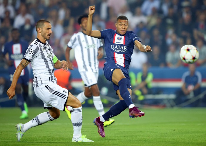 PARIS, FRANCE - SEPTEMBER 06:  Kylian Mbappe of Paris Saint Germain scores the opening goal during the UEFA Champions League group H match between Paris Saint-Germain and Juventus at Parc des Princes on September 6, 2022 in Paris, France. (Photo by Marc Atkins/Getty Images)