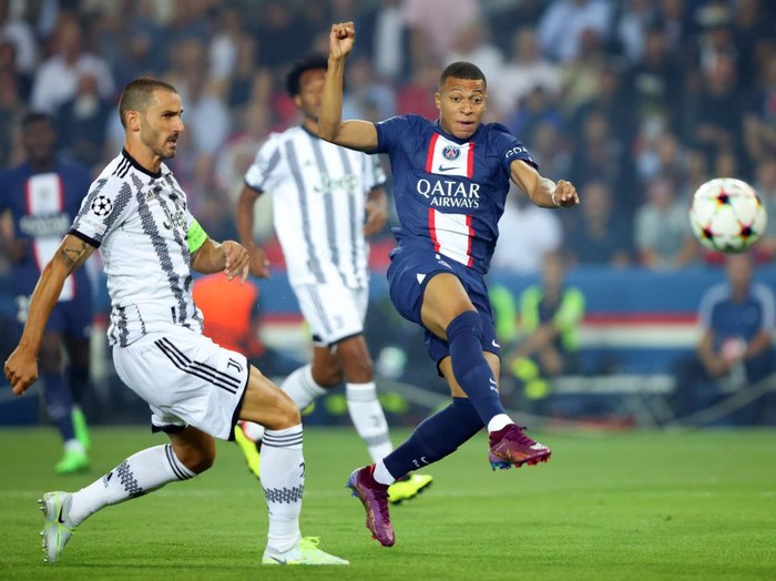 PARIS, FRANCE - SEPTEMBER 06:  Kylian Mbappe of Paris Saint Germain scores the opening goal during the UEFA Champions League group H match between Paris Saint-Germain and Juventus at Parc des Princes on September 6, 2022 in Paris, France. (Photo by Marc Atkins/Getty Images)