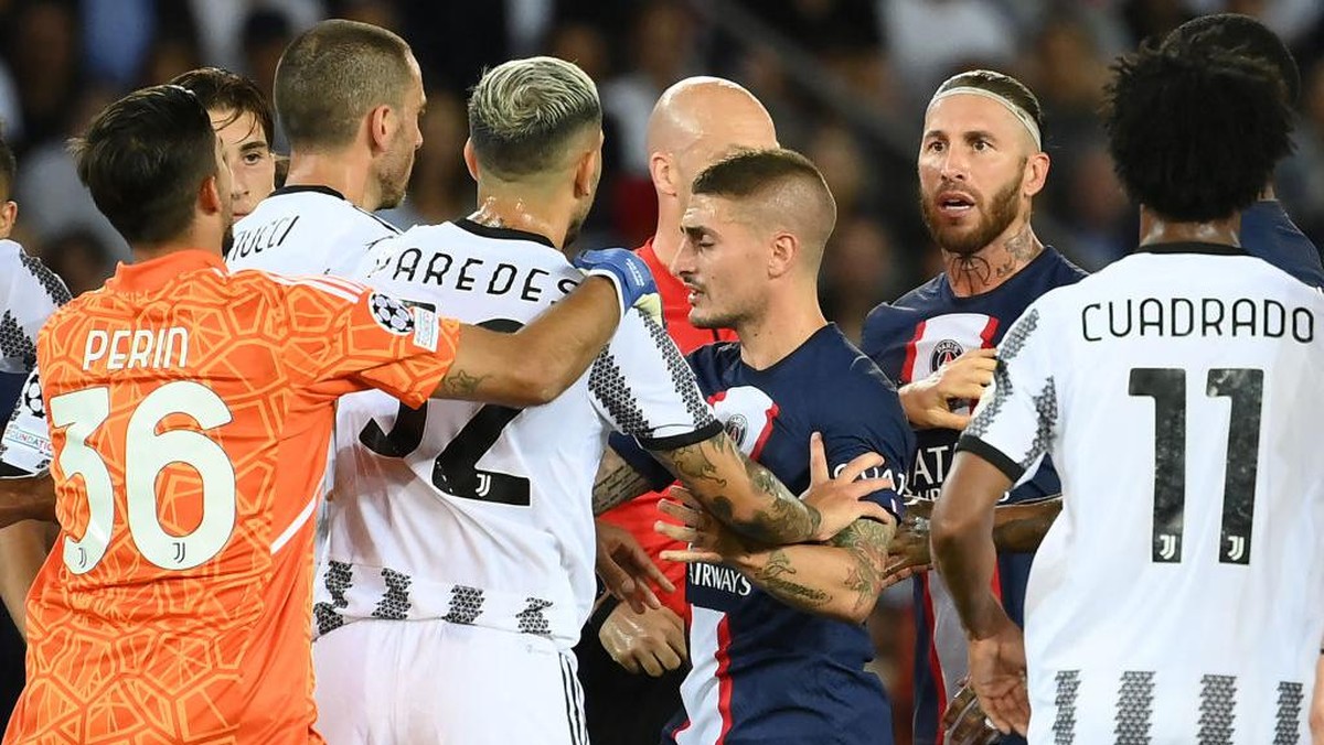 Paredes dan Ramos dilerai para pemain PSG dan Juventus. Foto: AFP via Getty Images/FRANCK FIFE