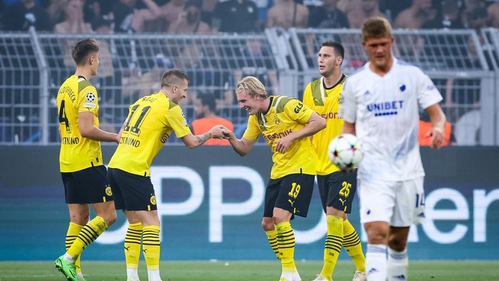 DORTMUND, GERMANY - SEPTEMBER 6: Marco Reus of Borussia Dortmund celebrates with Julian Brandt of Borussia Dortmund after scoring his sides first goal during the UEFA Champions League Group G match between Borussia Dortmund and FC Copenhagen at the Signal Iduna Park on September 6, 2022 in Dortmund, Germany (Photo by Marcel ter Bals/Orange Pictures/BSR Agency/Getty Images)