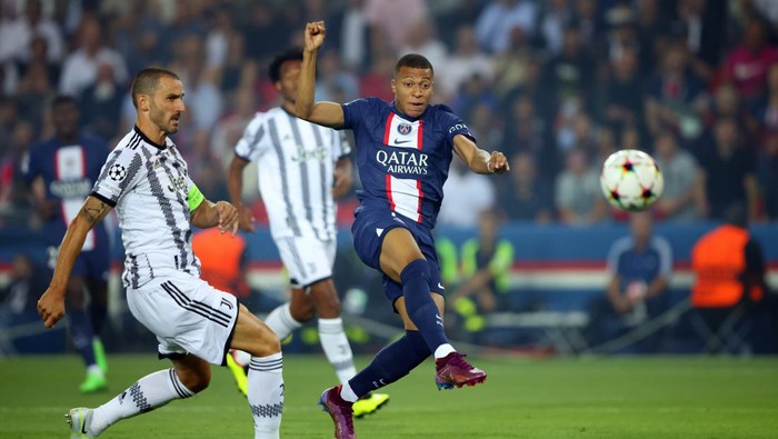 PARIS, FRANCE - SEPTEMBER 06:  Kylian Mbappe of Paris Saint Germain scores the opening goal during the UEFA Champions League group H match between Paris Saint-Germain and Juventus at Parc des Princes on September 6, 2022 in Paris, France. (Photo by Marc Atkins/Getty Images)