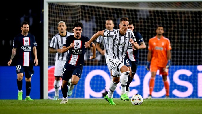 PARIS, FRANCE - SEPTEMBER 06: Arkadiusz Milik of Juventus runs with the ball during the UEFA Champions League group H match between Paris Saint-Germain and Juventus at Parc des Princes on September 06, 2022 in Paris, France. (Photo by Daniele Badolato - Juventus FC/Juventus FC via Getty Images)