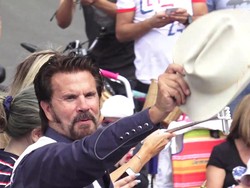 Mantan Istri Lorenzo Lamas Layaknya Ibu, Ternyata Bercinta dengan Anak