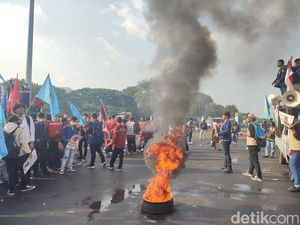 Demo Harga BBM Naik, Mahasiswa Bakar Spanduk-Ban di Kawasan Patung Kuda