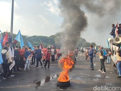 Demo Harga BBM Naik, Mahasiswa Bakar Spanduk-Ban di Kawasan Patung Kuda