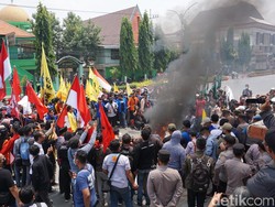 Demo Tolak Kenaikan BBM Macetkan Jalan Nasional Mojokerto