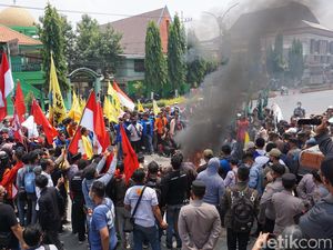Demo Tolak Kenaikan BBM Macetkan Jalan Nasional Mojokerto Demo Tolak Kenaikan BBM Macetkan Jalan Nasional Mojokerto