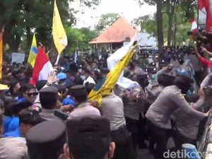 Adu Mulut Lalu Ricuh Warnai Demo Mahasiswa Tulungagung Tolak BBM Naik Adu Mulut Lalu Ricuh Warnai Demo Mahasiswa Tulungagung Tolak BBM Naik
